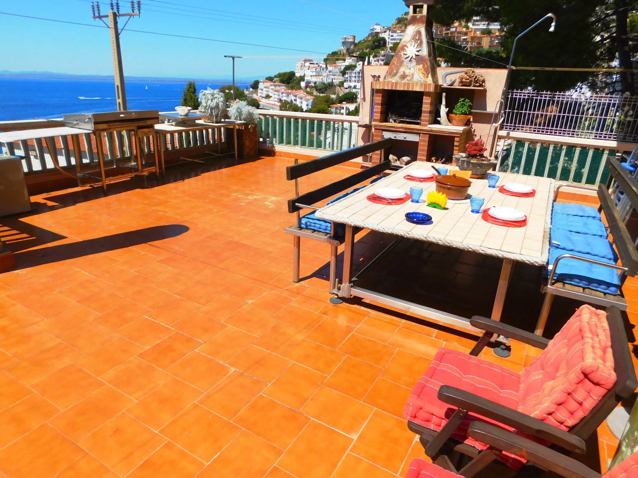 Wunderschönes Ferienhaus in Roses mit Großer Terrasse-Dehors