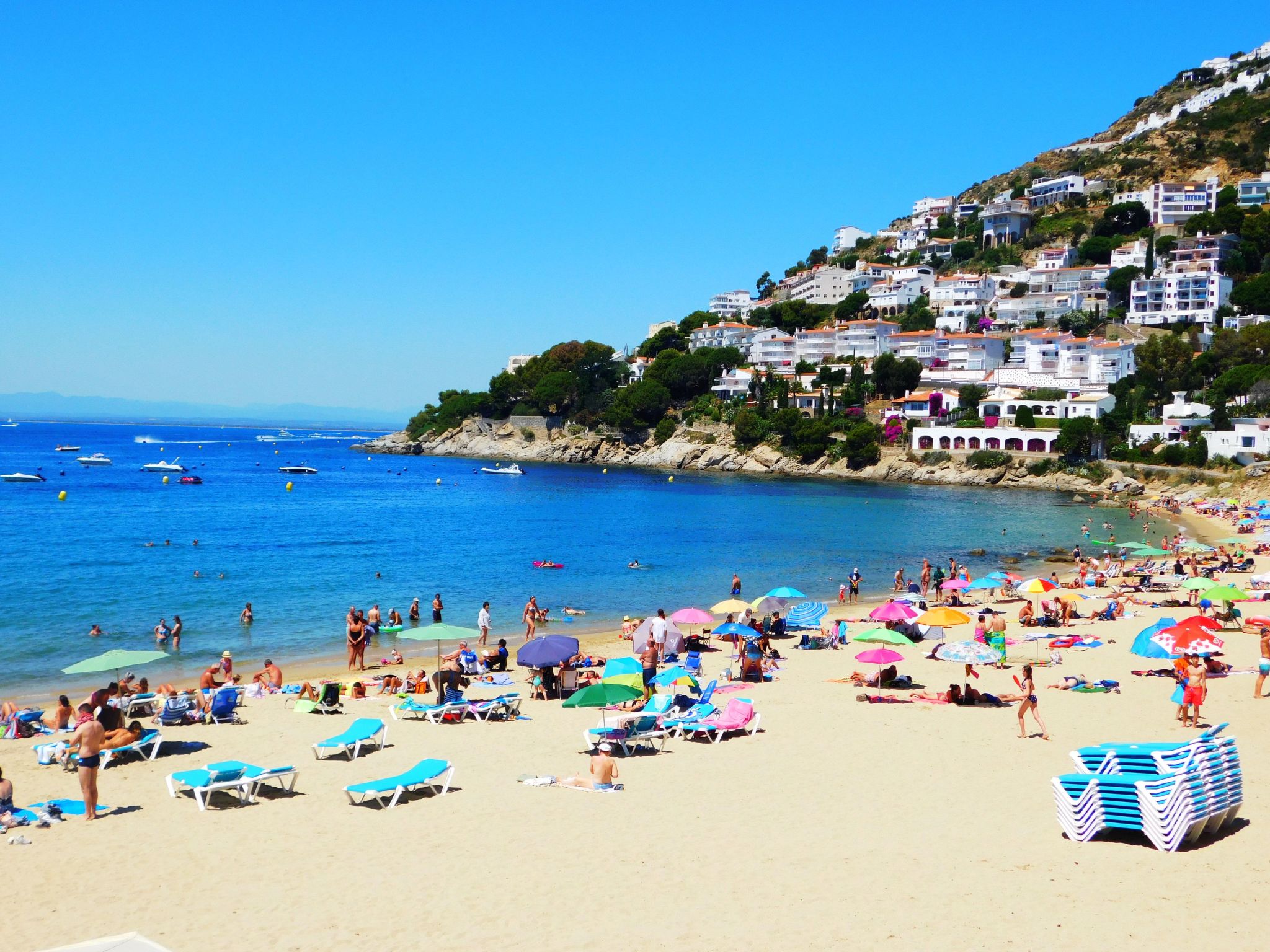 Photo of Wunderschönes Ferienhaus in Roses mit Großer Terrasse