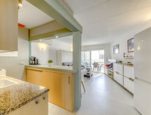 Las Palmeras: Modern appartement direct aan zee in hartje Roses - thumbnail 3