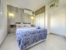 Las Palmeras: Modern appartement direct aan zee in hartje Roses - thumbnail 4