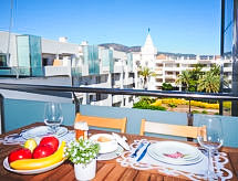 Licht appartement aan de Costa Brava met zwembad en tuin - thumbnail 2