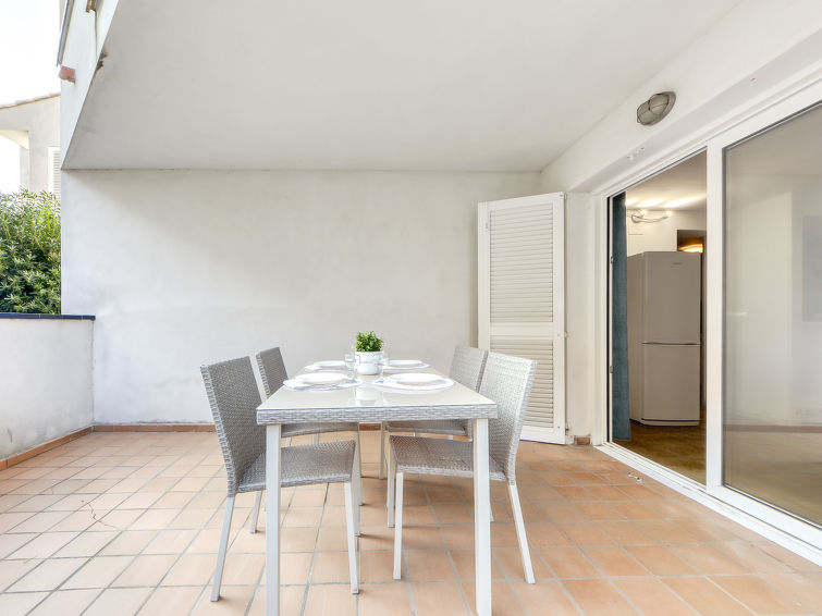 Appartement 3-kamers 65 m2, op de begane grond. Eenvoudig ingericht: woon-/eetkamer met Sat-TV en Digitale TV (Flatscreen TV). Uitgang naar het terras. 1 kamer met 1 2-pers bed (135 cm, lengte 190 cm)..