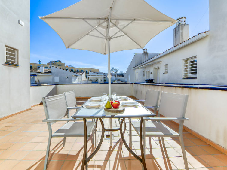 Dakappartement 3-kamers 65 m2 op de 2e verdieping. Doelmatig ingericht: woon-/eetkamer met Sat-TV en Digitale TV (Flatscreen TV). Uitgang naar het terras. 1 kamer met 1 2-pers bed (135 cm, lengte 190 ..