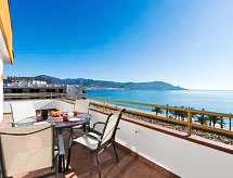 Roses Holiday Center