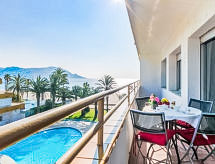 Roses Holiday Center