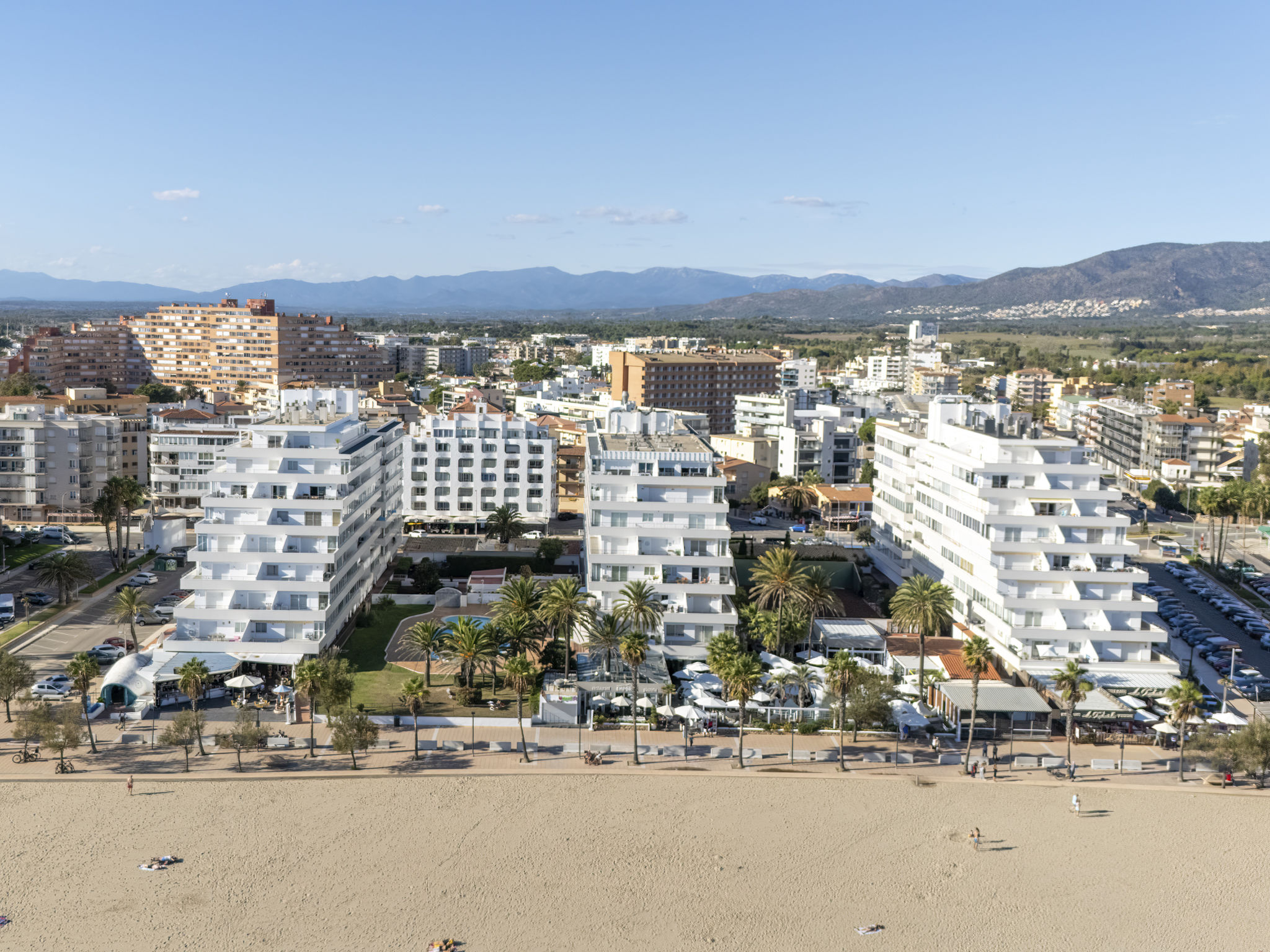 Roses Holiday Center-Outside