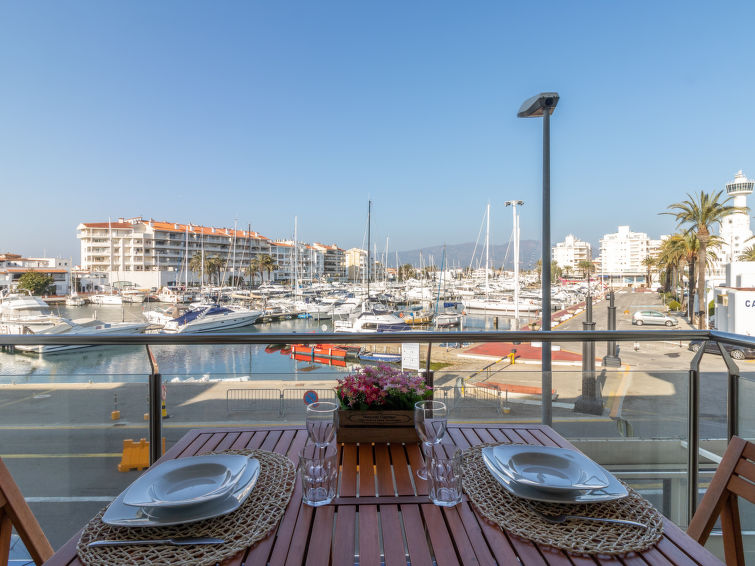 Op slechts 500 m van zee: Modern appartement in Empuriabrava in Empuriabrava