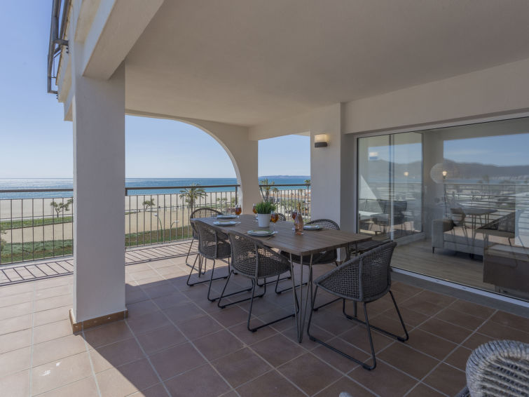 3-Zimmer-Wohnung 90 m2, Südostlage. Geräumig und hell, vollständig renoviert im Jahre 2019, sehr modern und luxuriös eingerichtet: Wohn-/Esszimmer mit Panoramafenster mit Esstisch, Digital-TV, Fla..