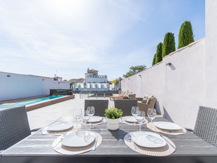 Search and Stay destination Empuriabrava, CT - Spain from AU$ 473. Medes