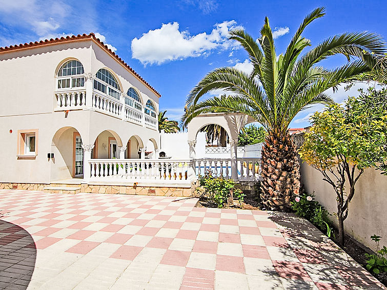 HOLIDAY HOUSE REQUESENS