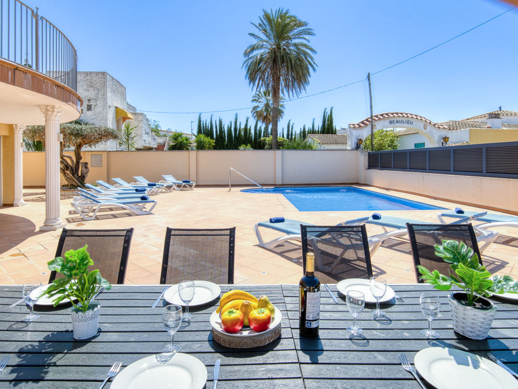 Requesens — Pool Outdoor