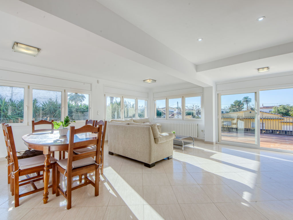 Requesens — Kitchen / Dining Room