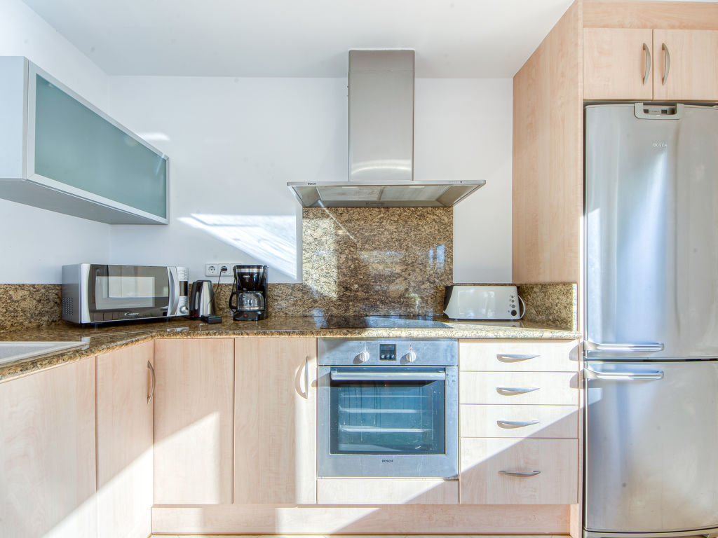 Requesens — Kitchen / Dining Room