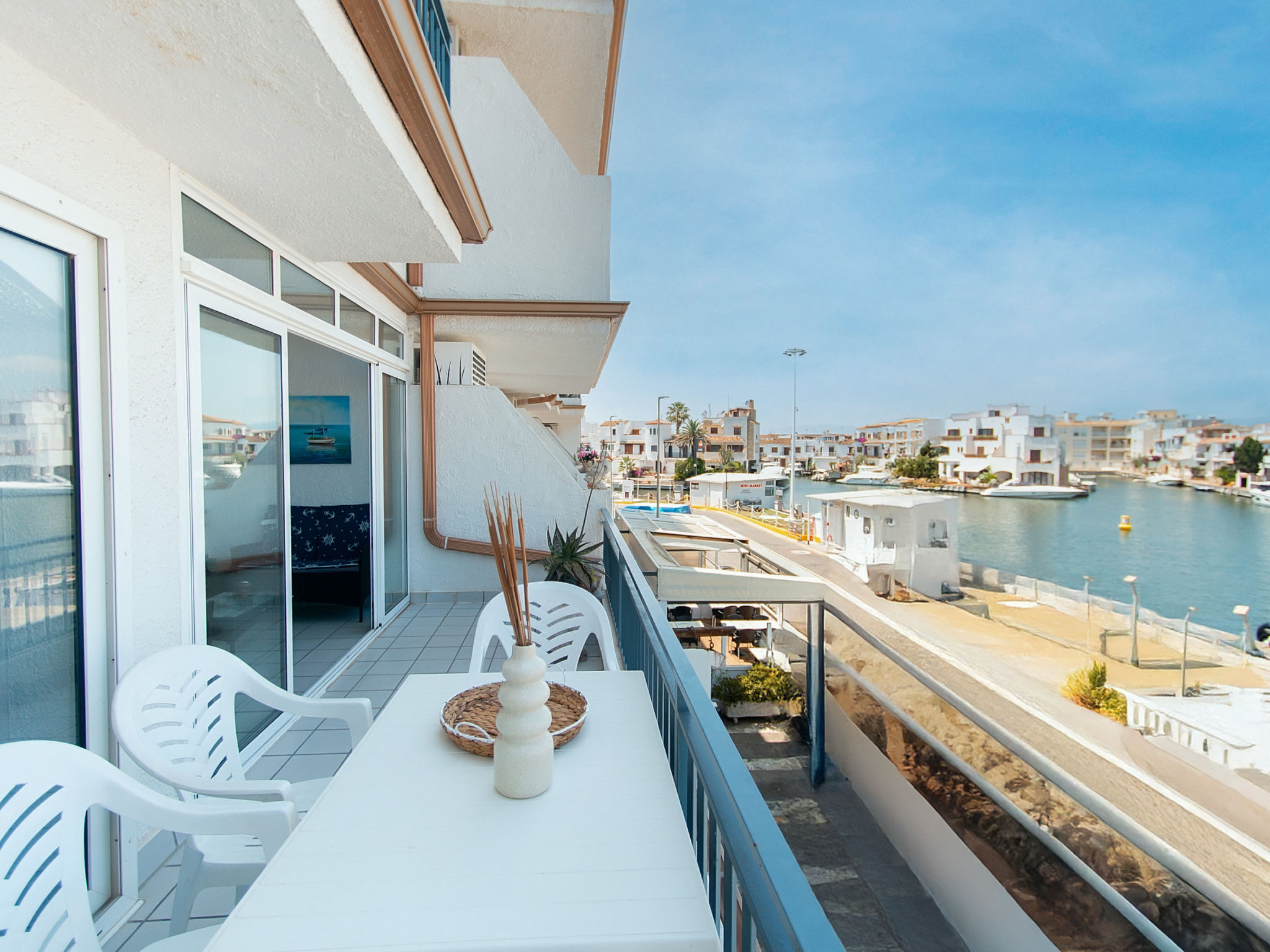 Photo of WELCS APARTAMENTO 260 EMP con vistas al canal