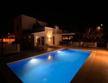 Vrijstaande villa met privézwembad in Empuriabrava, 800m van zee - thumbnail 2
