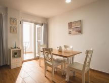 Sfeervol appartement met overdekt balkon en zeezicht op 50 meter van het strand - thumbnail 6