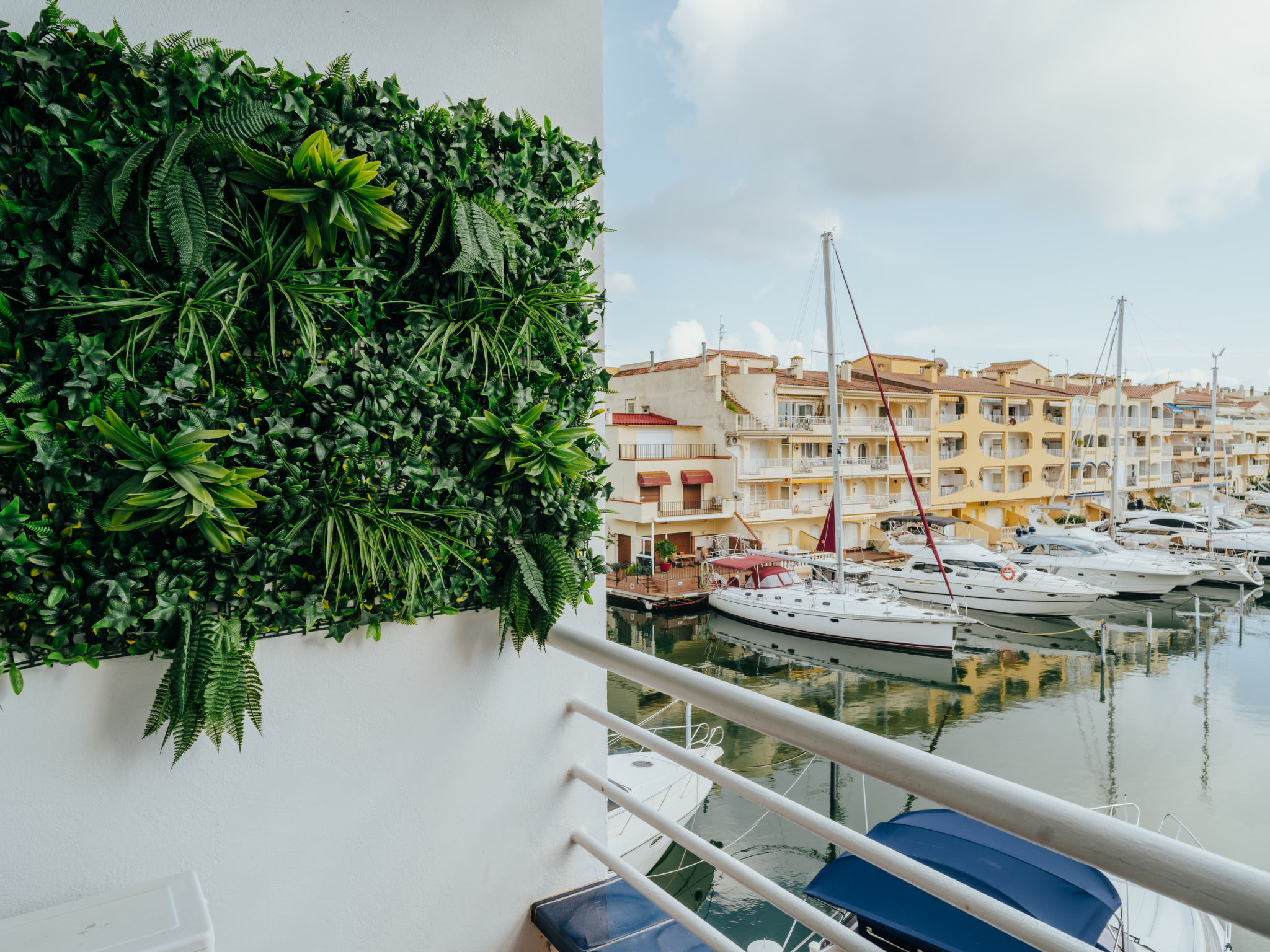 Photo of WELCS ESTUDIO 195 EMP con vistas al canal