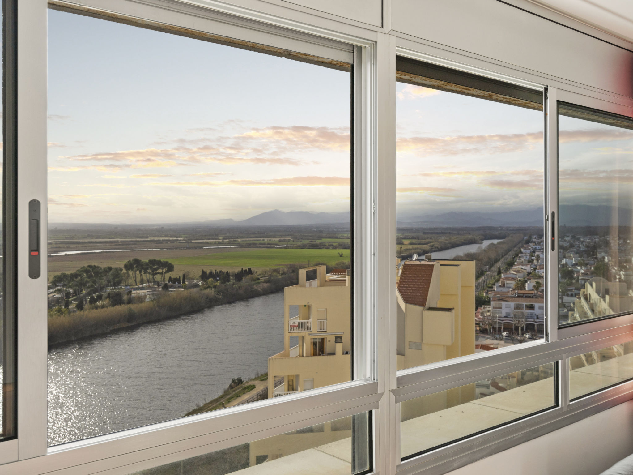 Photo of WELCS APARTAMENTO 051 EMP con vistas al mar