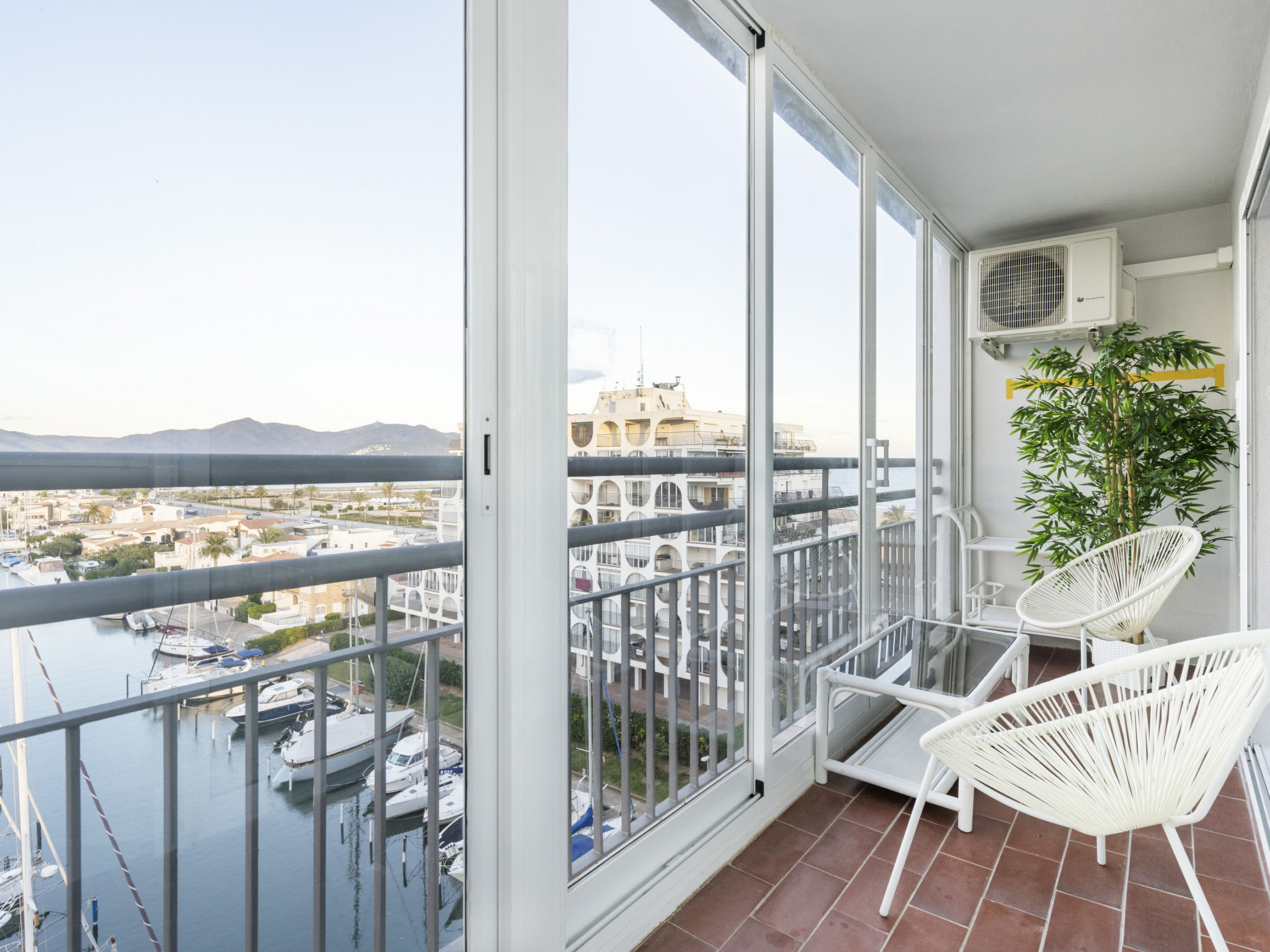 Photo of WELCS APARTAMENTO 101 EMP con vistas al Mar