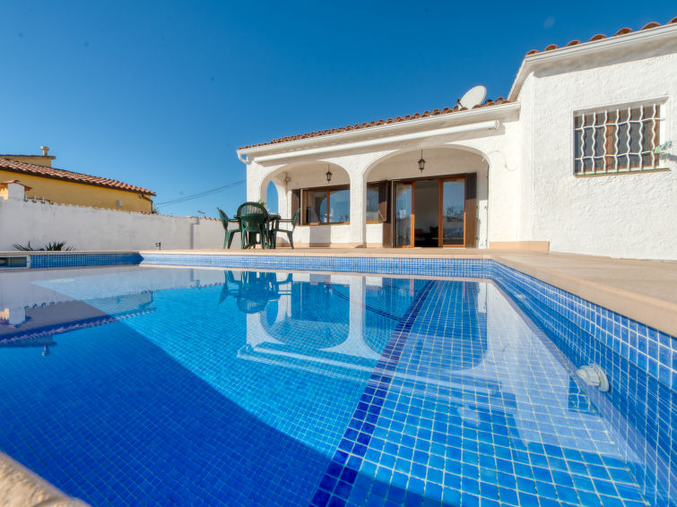 Search and Stay destination Empuriabrava, CT - Spain from AU$ 367. Cala