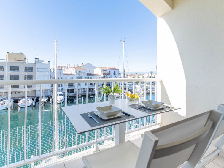 Tamara Apartment in Empuriabrava