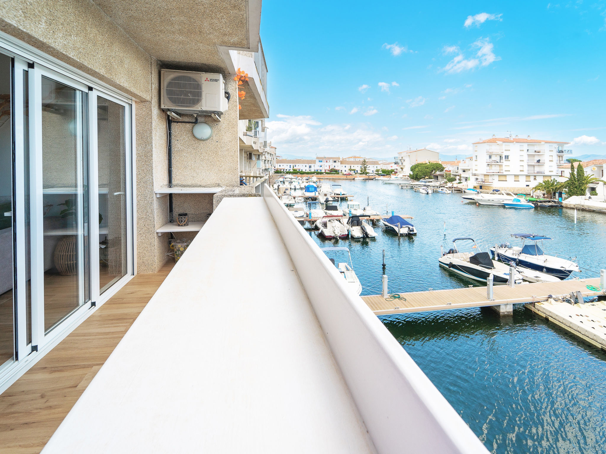 Photo of WELCS APARTAMENTO 143 EMP con vistas al canal