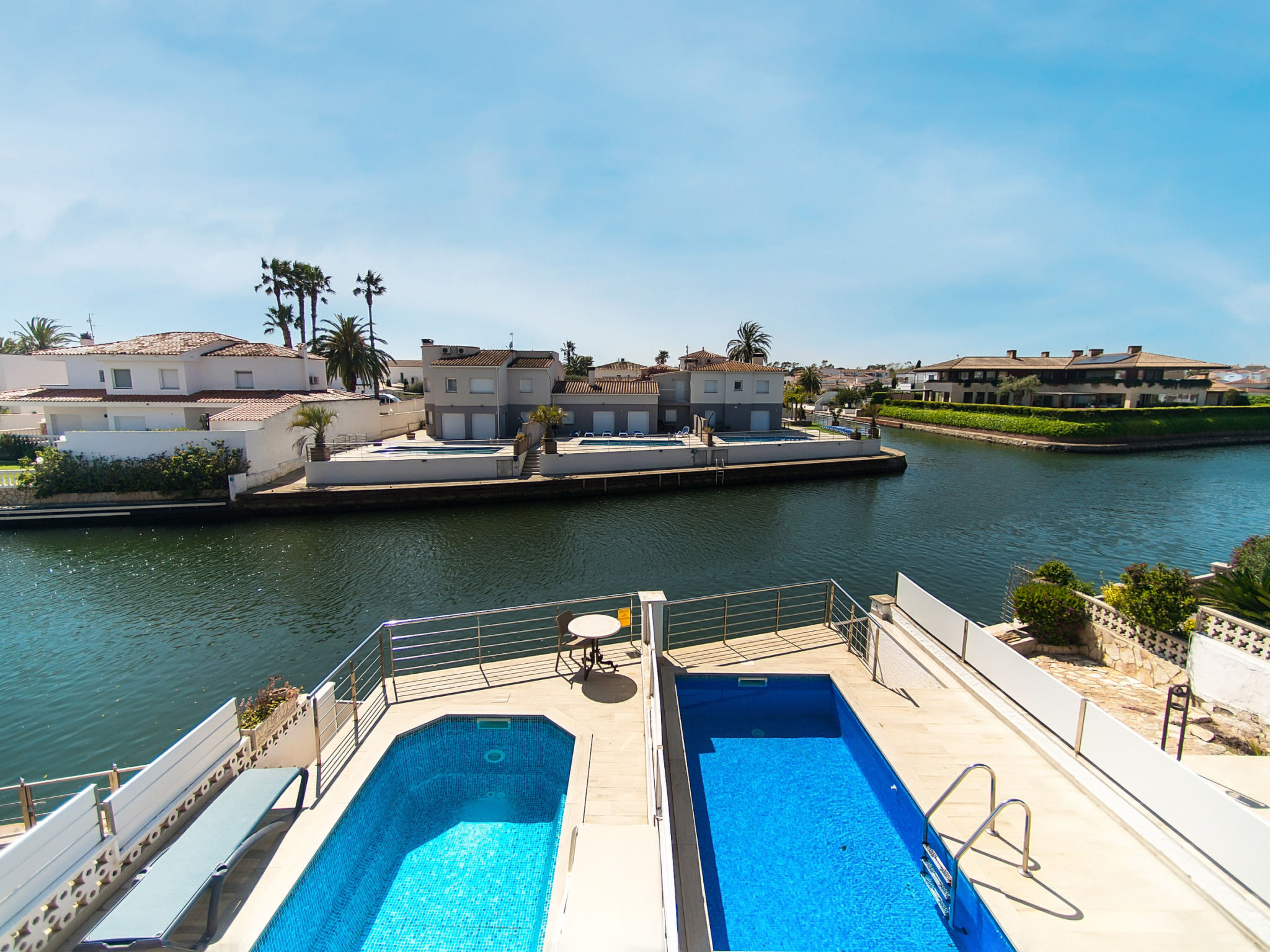 Photo of WELCS CASA  240 EMP con piscina y vista al canal