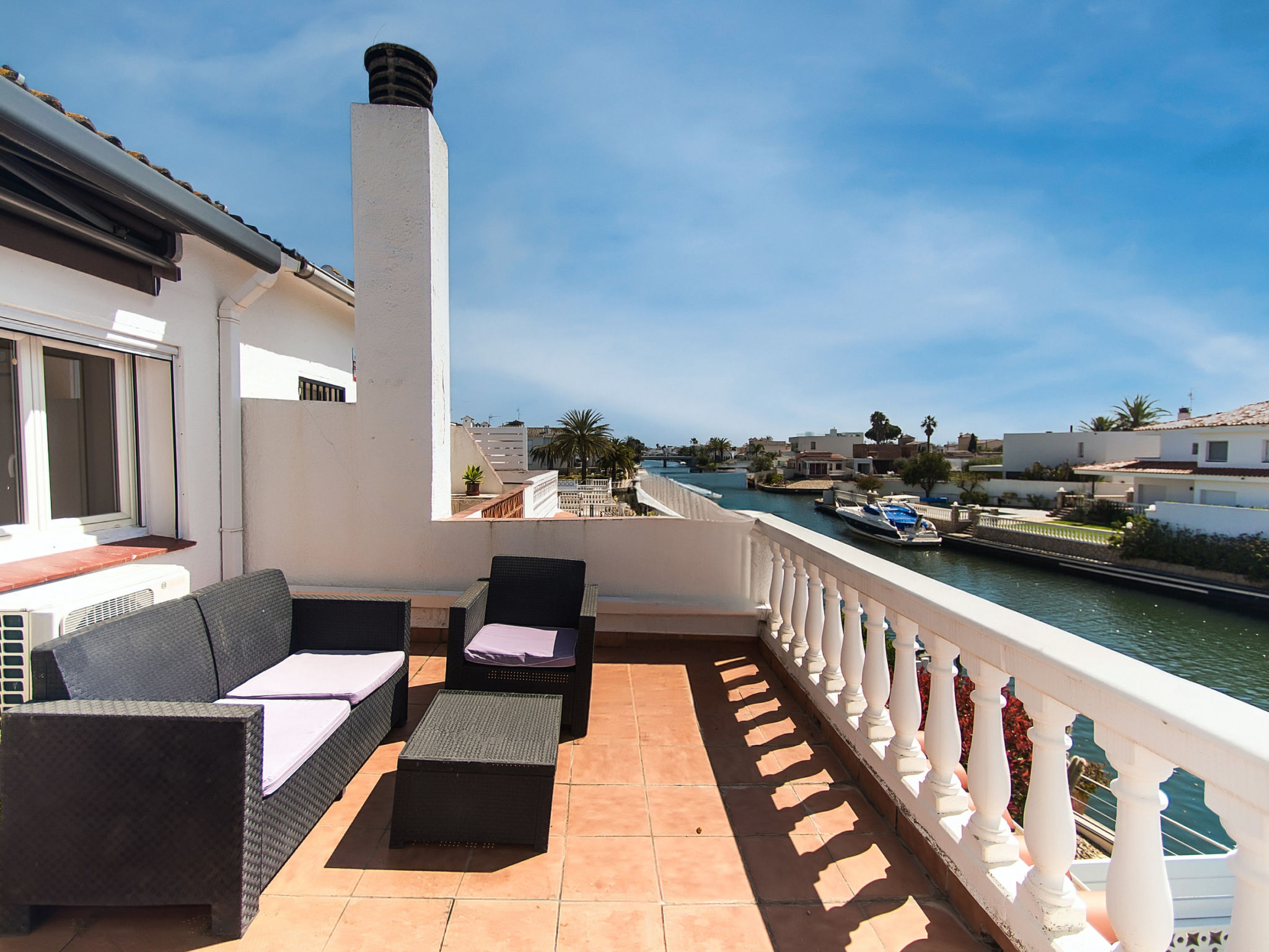 Photo of WELCS CASA  240 EMP con piscina y vista al canal