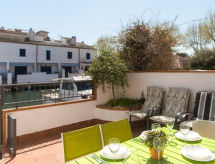 Ruim vakantiehuis aan kanaal met terras in Empuriabrava, vlakbij centrum - thumbnail 2