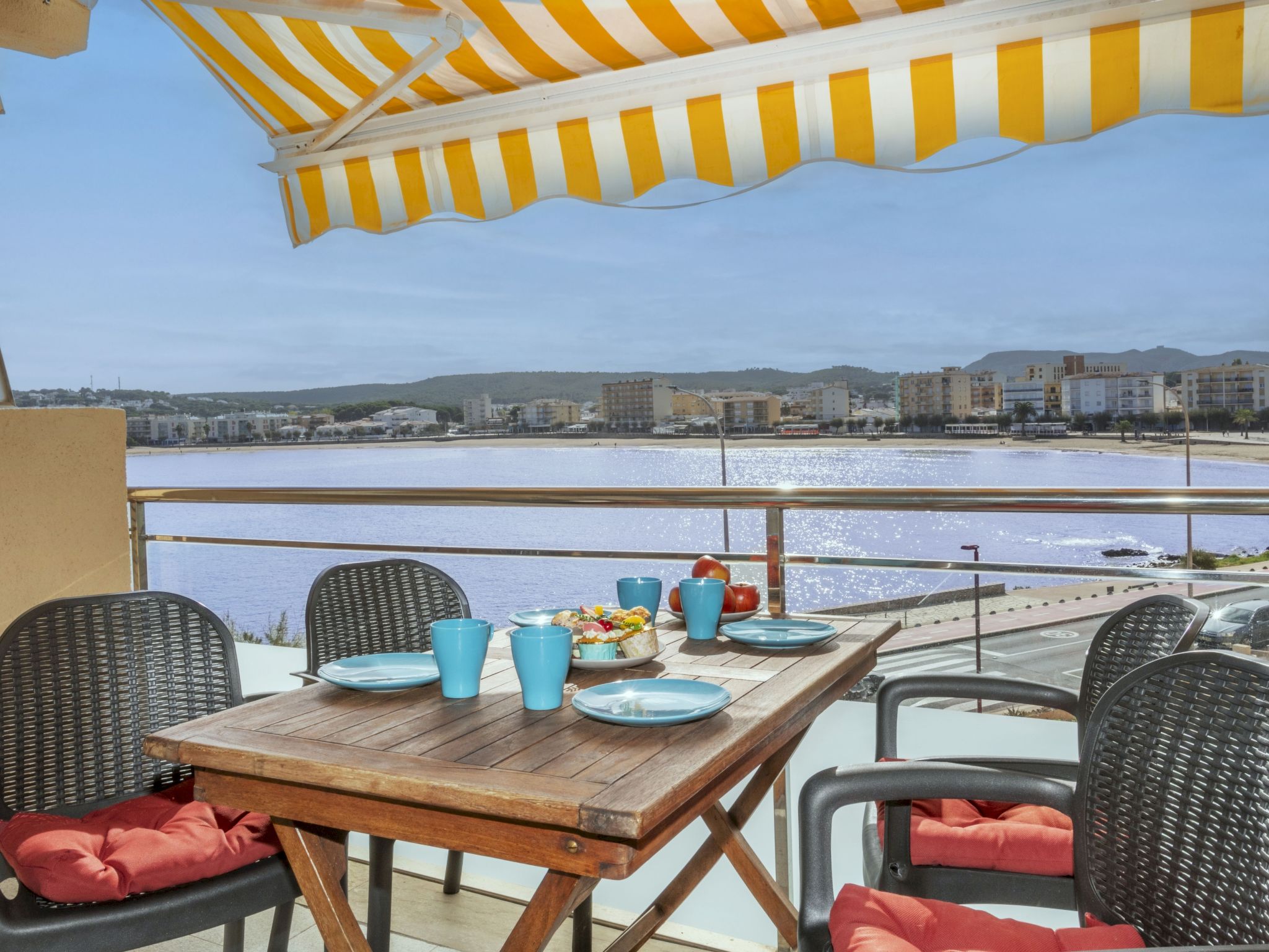 Palau del Mar-Outside