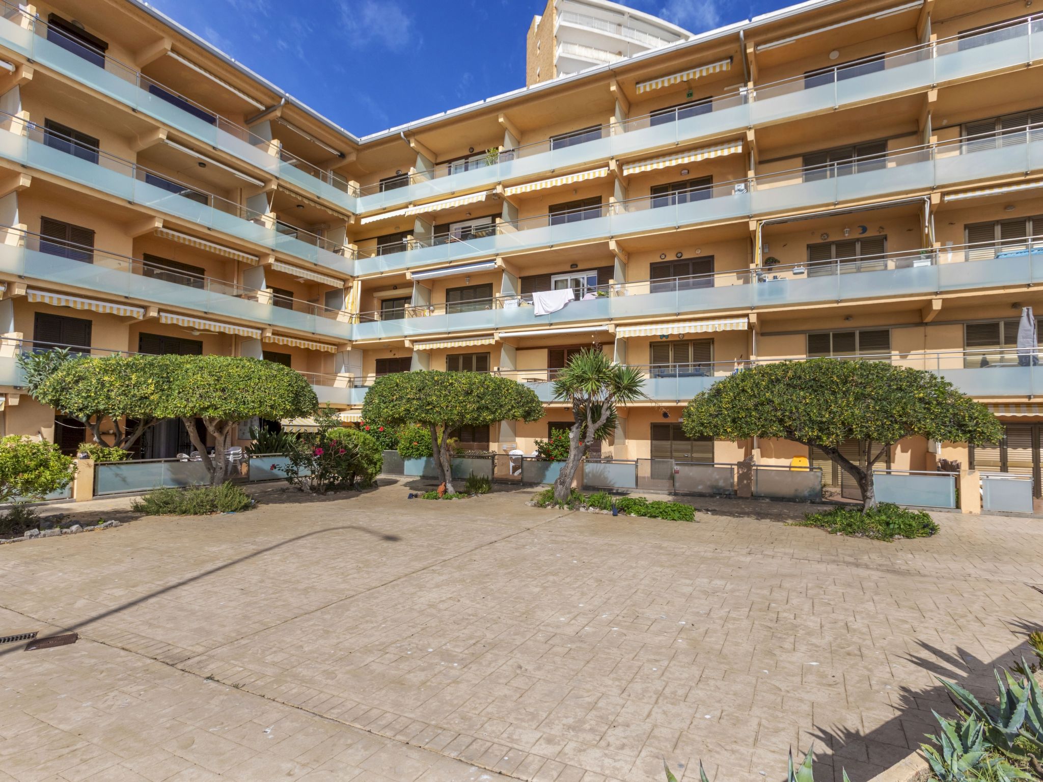 Palau del Mar-Outside