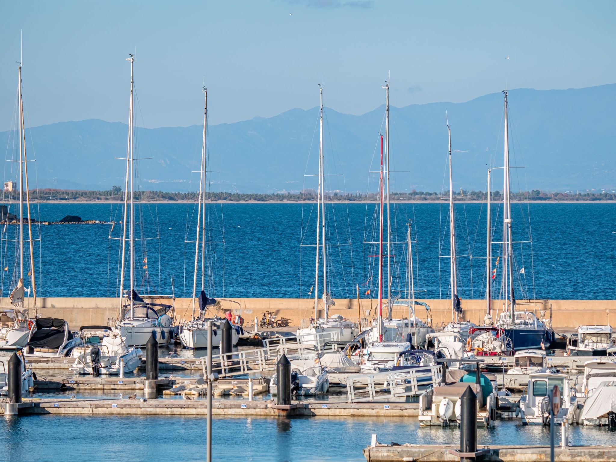 Photo of Costabravaforrent Balcó 8, Wohnung für 4 Personen mit gemeinschaftlichem Pool