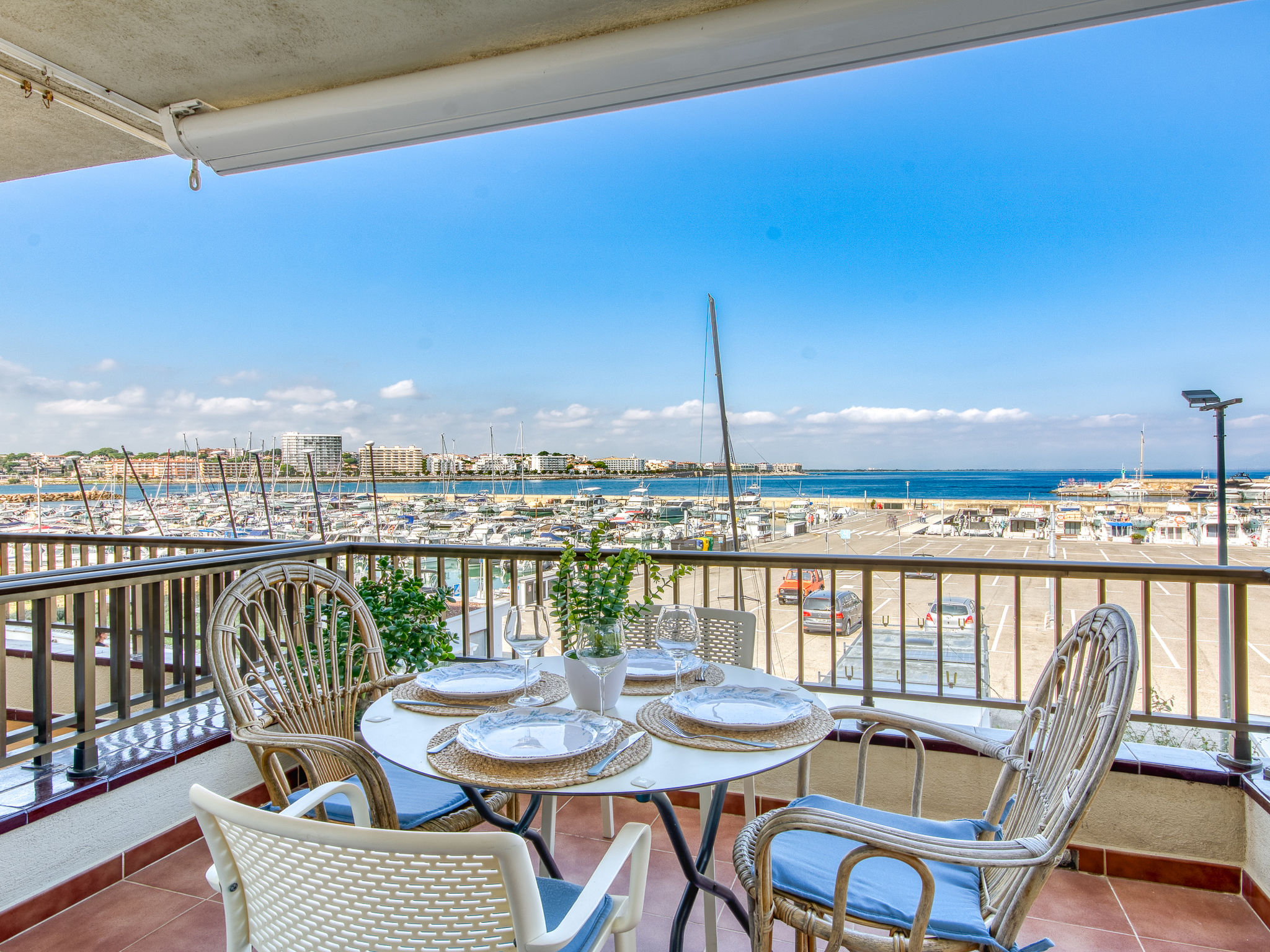 Port L'escala-Draußen