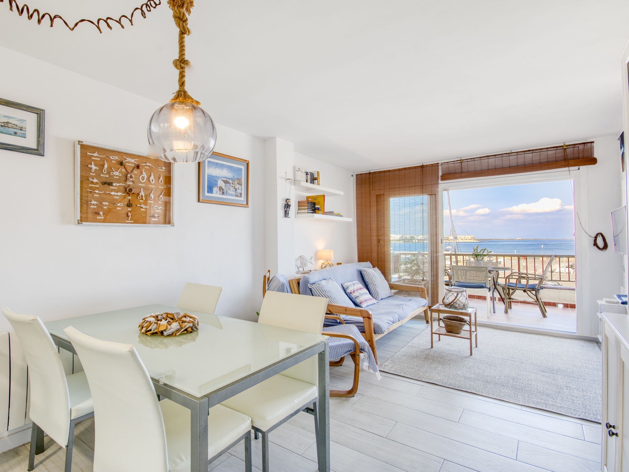 Port L'escala-Drinnen