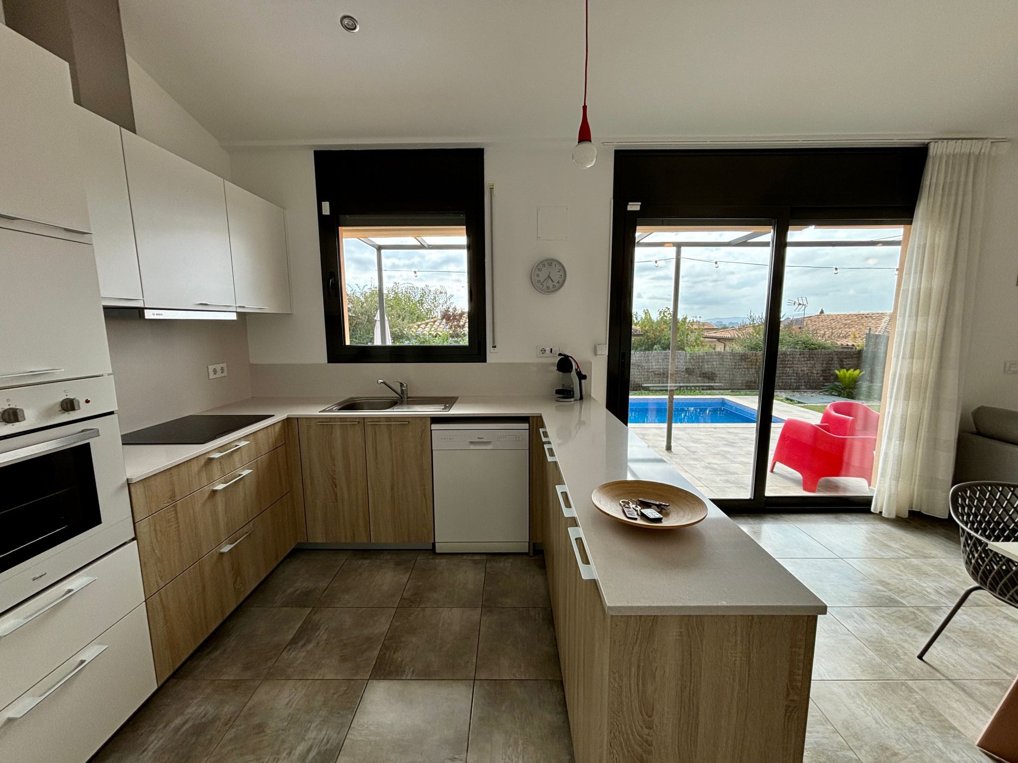 Lichtdurchflutete Ferienvilla mit Pool-Binnen