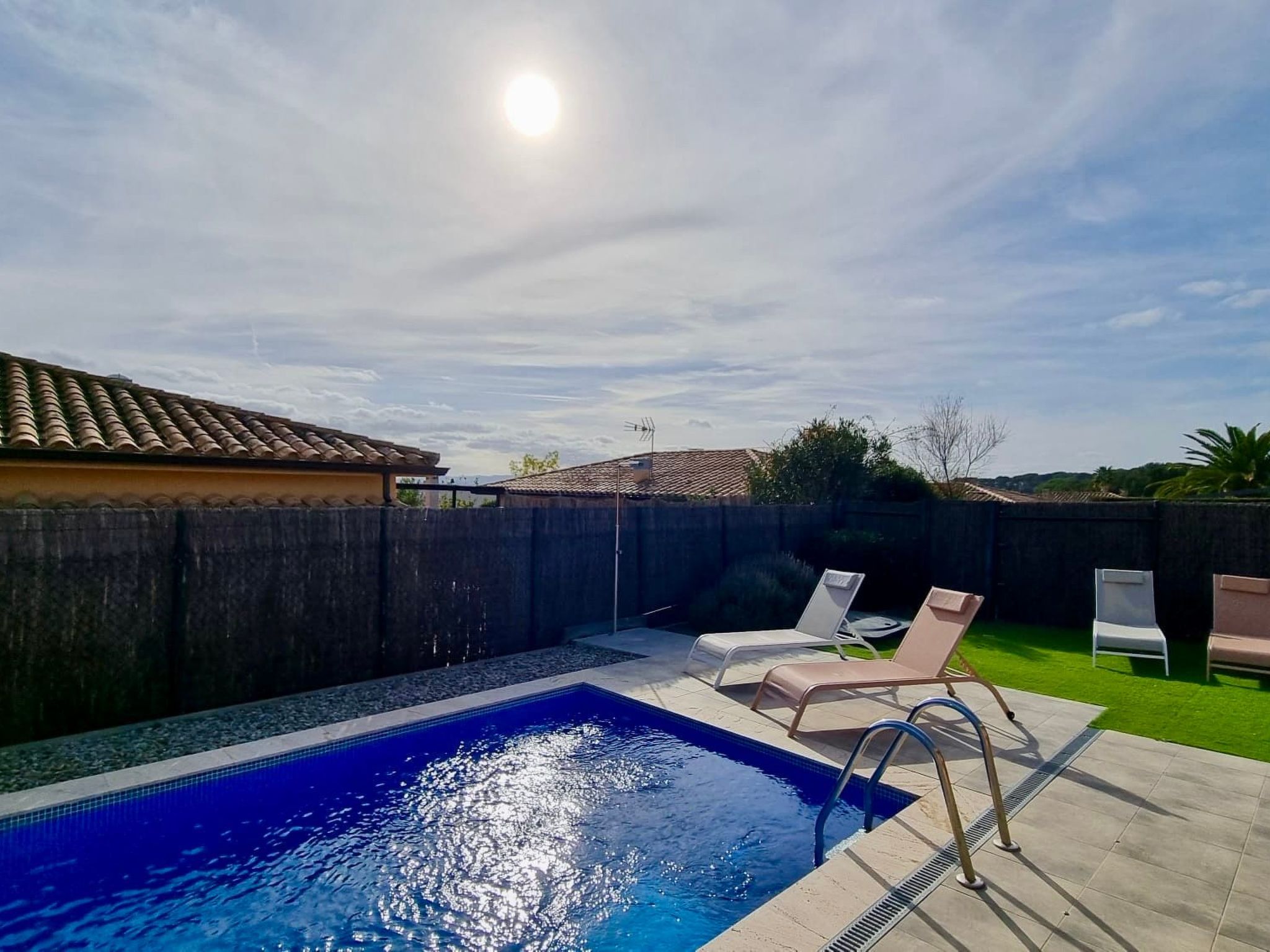 Modernes Einfamilienhaus mit Pool-Binnen