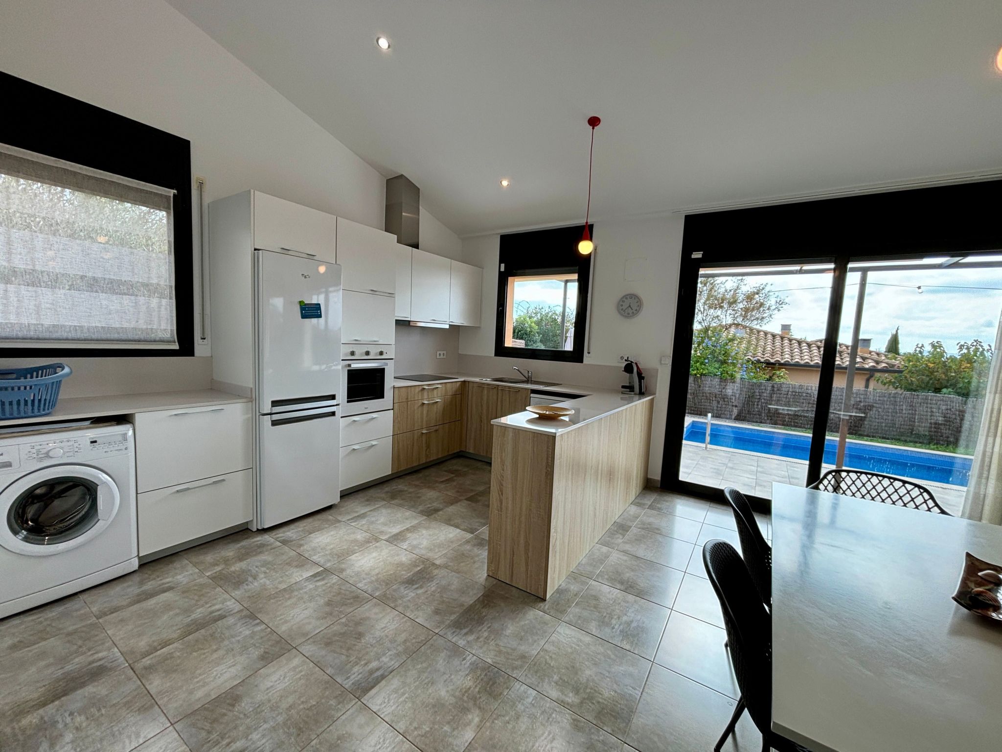 Modernes Einfamilienhaus mit Pool-Binnen