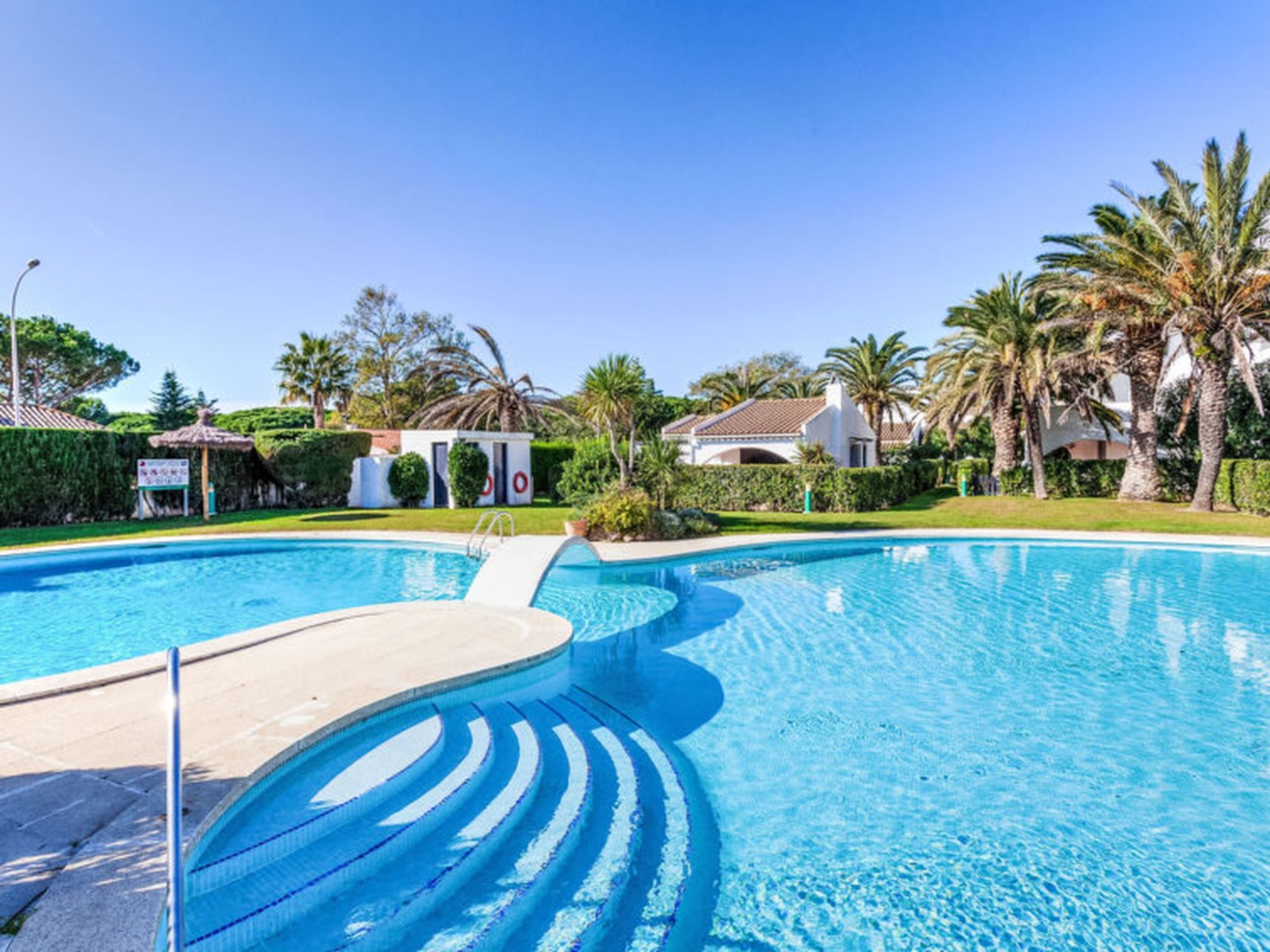 "Green garden & house Pals Beach", villa 3-kamers 80 m2, op de begane grond. Doelmatig ingericht: woon-/eetkamer met Digitale TV en elektrische verwarming. Uitgang naar de zitplaats in de tuin. 1 kame..