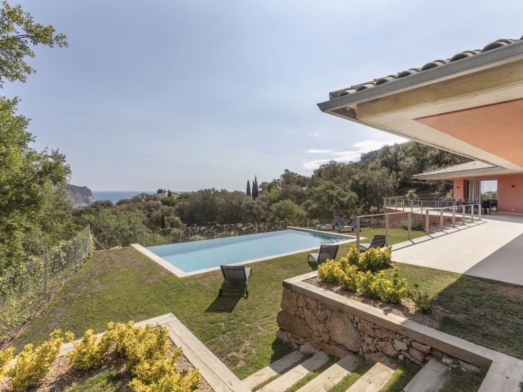 Op 650 m van zee: Moderne villa Ses Falugues in Begur in Begur