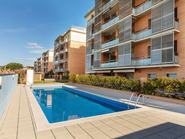 "Cal Fam", 4-Zimmer-Wohnung 105 m2. Zweckmässig und komfortabel eingerichtet: Wohn-/Esszimmer mit Sat-TV. Ausgang zur Loggia. 1 Zimmer mit 2 Betten (90 cm, Länge 190 cm). Ausgang zur Loggia. 1 Zimme..