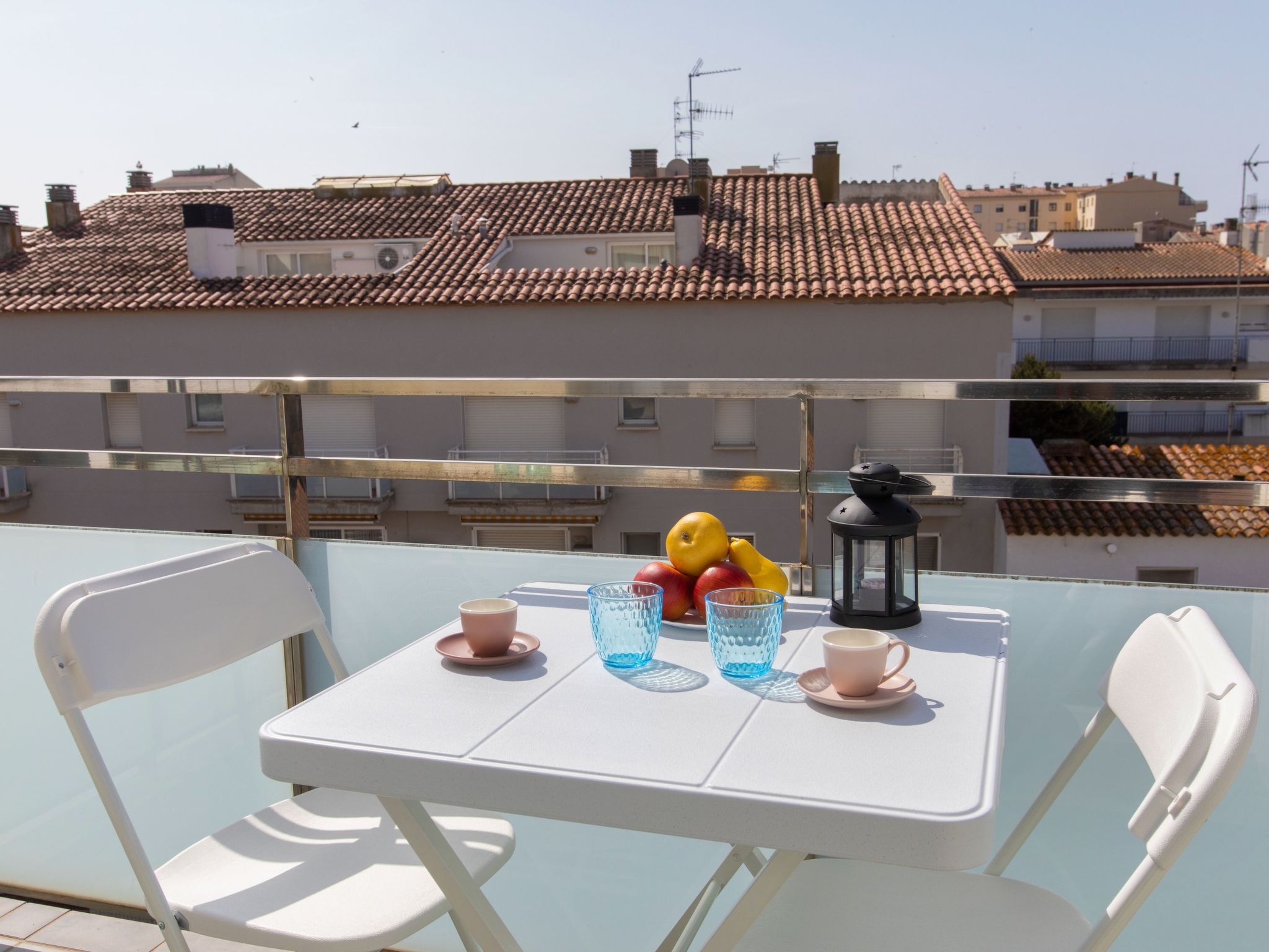 "Montse", appartement 3-kamers 75 m2 op 2 verdiepingen op de 4e verdieping. Doelmatig ingericht: woon-/eetkamer met Digitale TV. Uitgang naar het balkon. 1 kamer met 1 2-pers bed (135 cm, lengte 190 c..