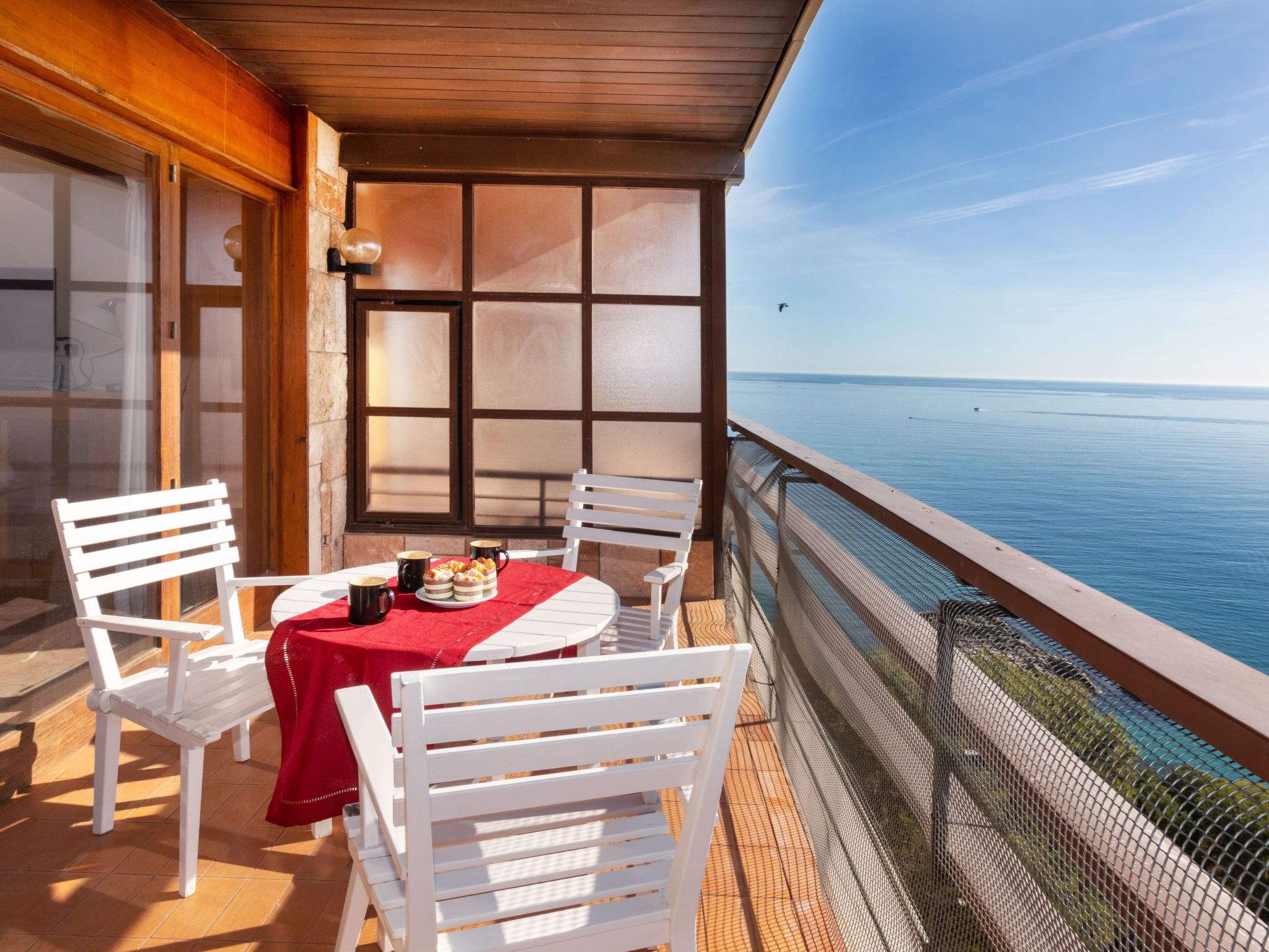 "isabelle", appartement 3-kamers 114 m2 op de 9e verdieping. Doelmatig ingericht: woon-/eetkamer met Digitale TV en Flatscreen TV. Uitgang naar het terras. 1 kamer met 1 2-pers bed (150 cm, lengte 190..