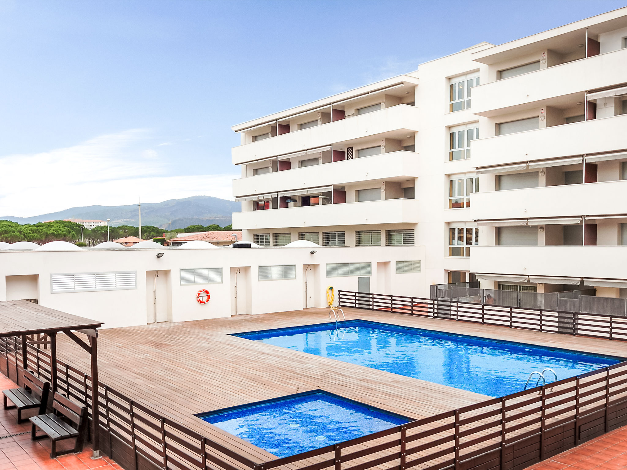 Appartement 4-kamers 65 m2 op de 4e verdieping. Doelmatig ingericht: woon-/eetkamer met Digitale TV en air-conditioning. Uitgang naar het terras. 2 kamers, elke kamer heeft 1 2-pers bed (150 cm, lengt..