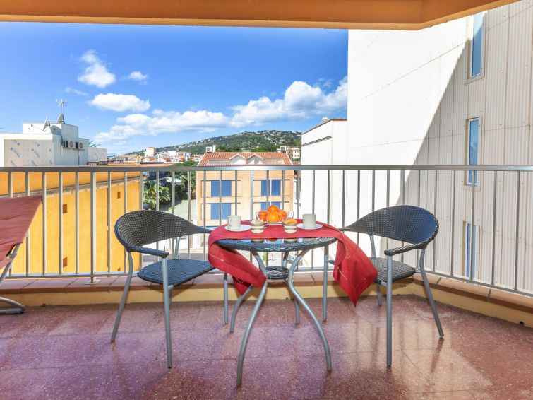 "Alexandra", appartement 2-kamers 50 m2 op de 3e verdieping. Doelmatig ingericht: woon-/eetkamer met TV. Uitgang naar het terras. 1 kamer met 1 2-pers bed (150 cm, lengte 190 cm). Uitgang naar het ter..