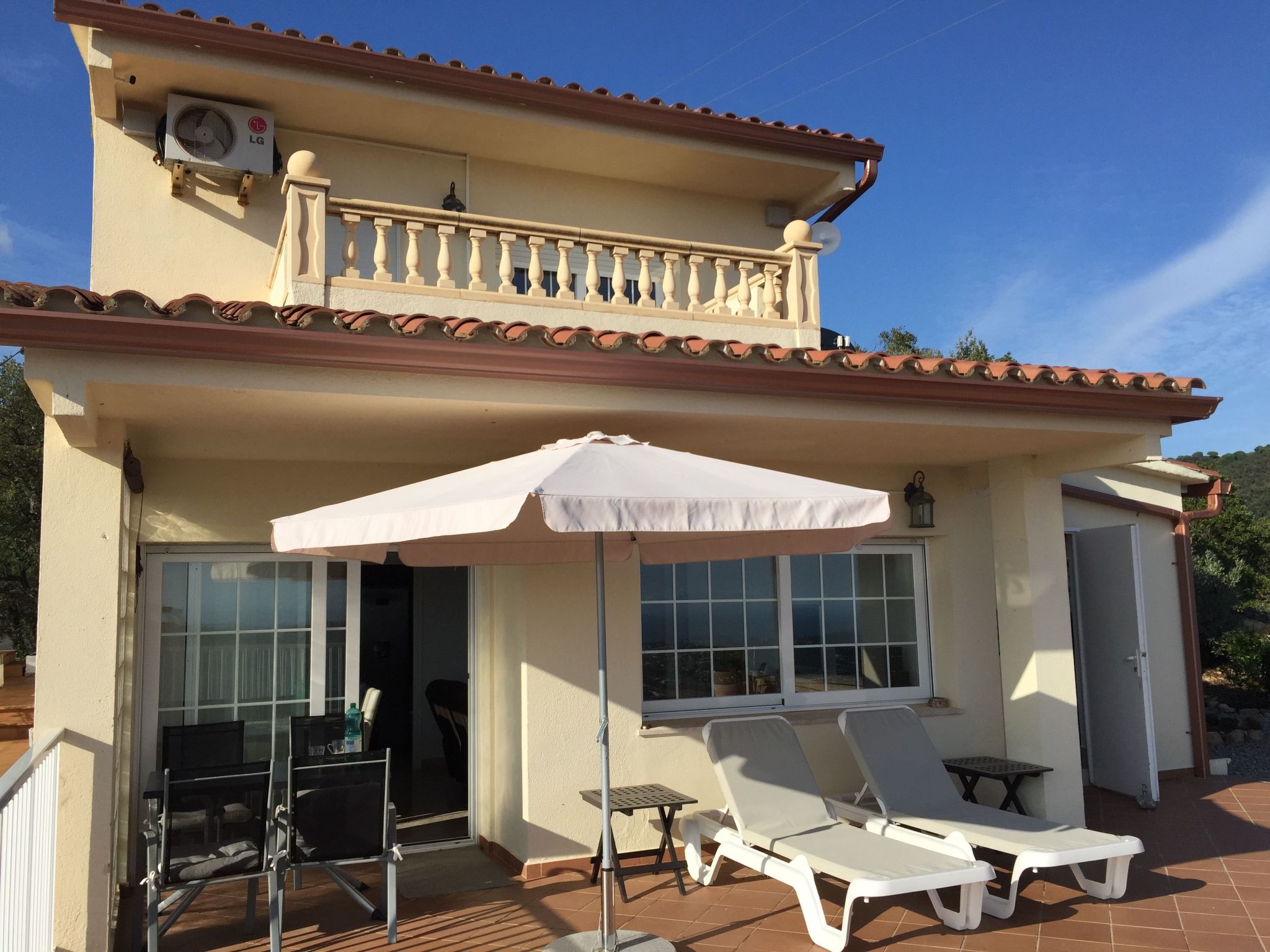 Gemütliches Ferienhaus mit Pool und Meerblick-Binnen