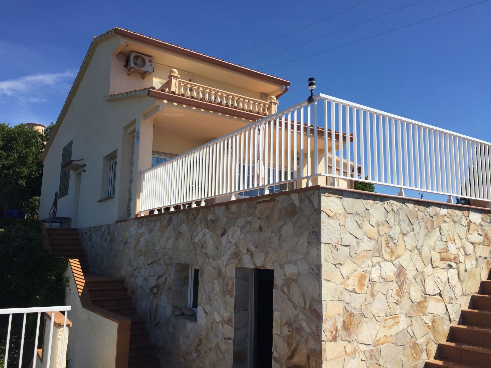 Gemütliches Ferienhaus mit Pool und Meerblick-Binnen