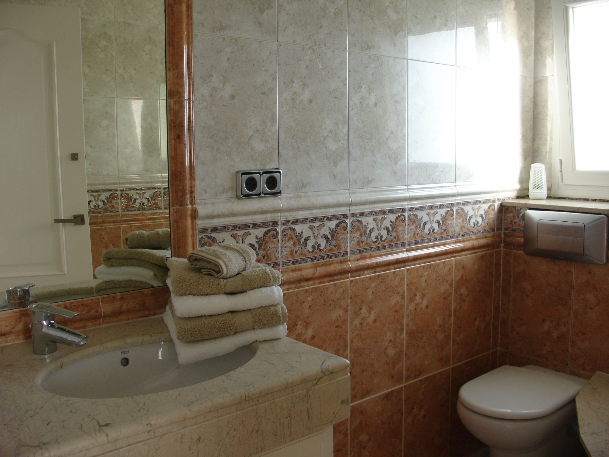 Gemütliches Ferienhaus mit Pool und Meerblick-Binnen