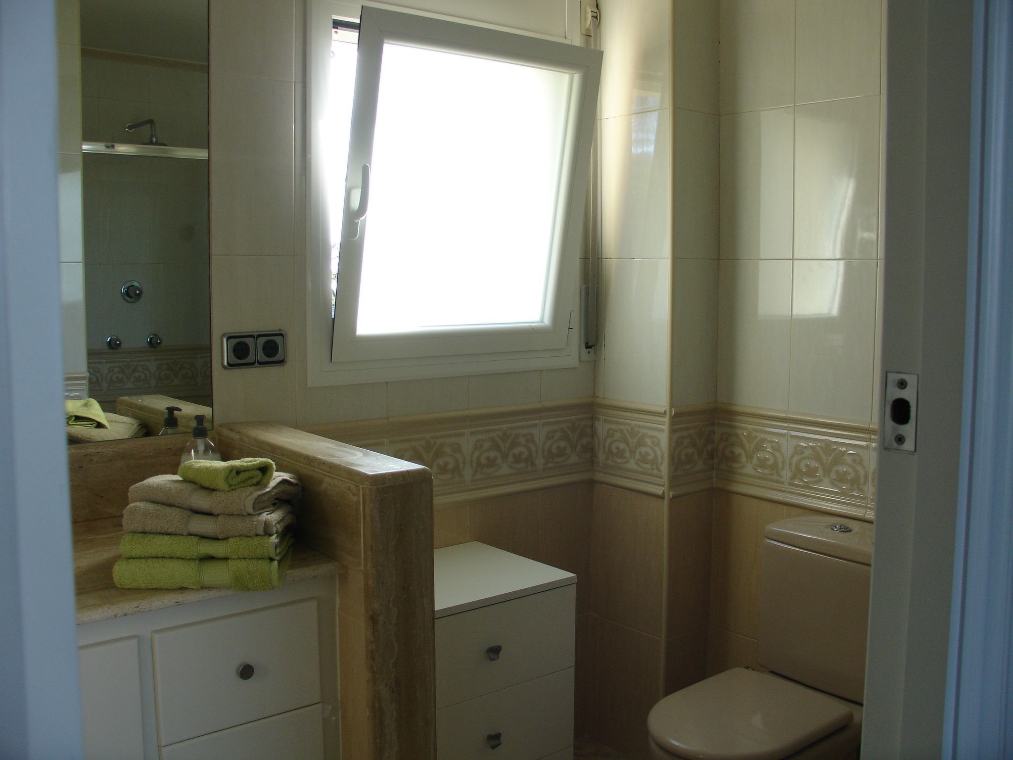 Gemütliches Ferienhaus mit Pool und Meerblick-Binnen