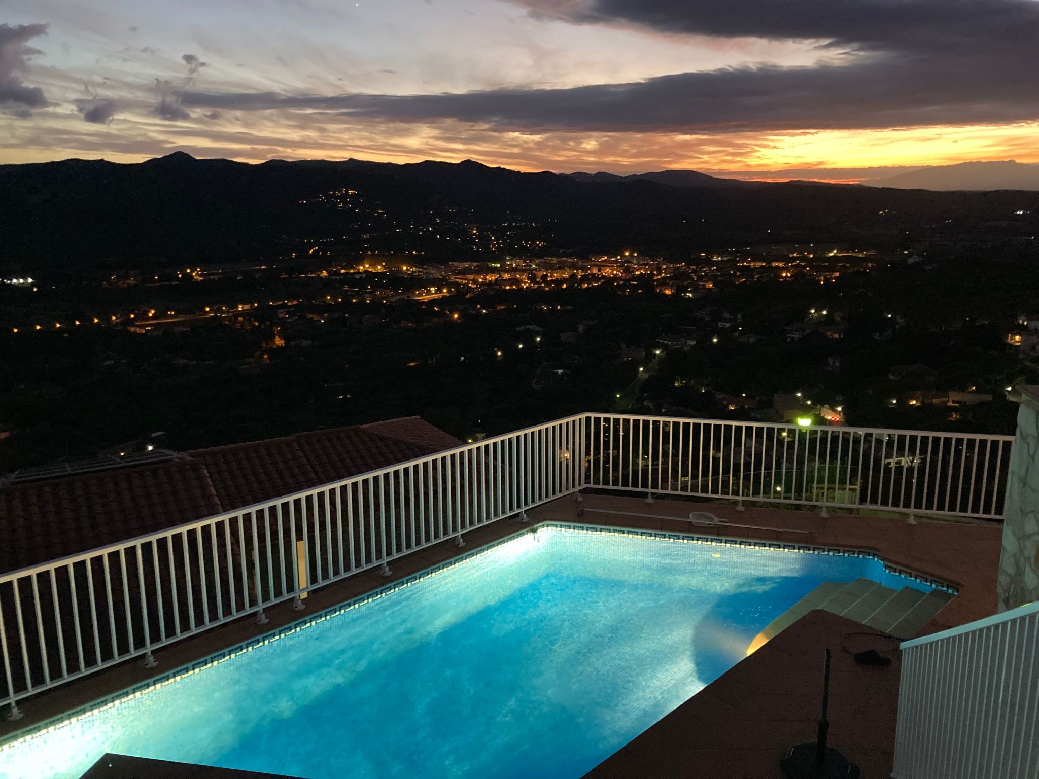 Gemütliches Ferienhaus mit Pool und Meerblick-Binnen
