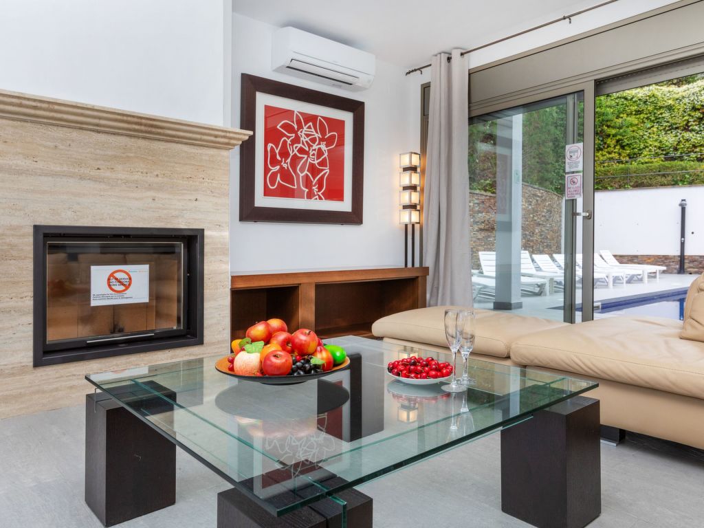 Palmbeach — Living Room